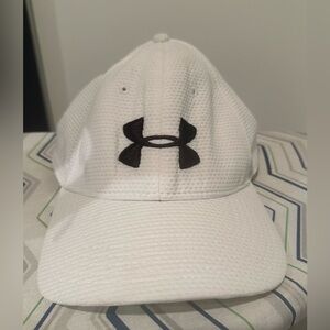 Under Armour White & Black Embroidered Logo Fitted Baseball Hat Size M/L